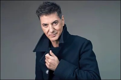 Qui est ce chanteur dont l'un des titres est ''Des heures hindoues'' ?
