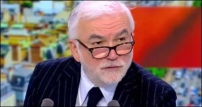 Qui est ce ''journaliste'' qui pr&eacute;sente ''l'&eacute;mission de d&eacute;bats'', ''L'Heure des pros'' ?