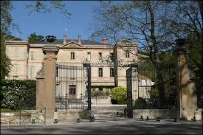 Je vous emm&egrave;ne en r&eacute;gion P.A.C.A., au ch&acirc;teau de Lamanon. Ville de l'arrondissement de Salon-de-Provence, elle se situe dans le d&eacute;partement ...