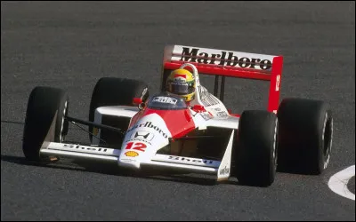 Quelle man&oelig;uvre d'Ayrton Senna provoque l'abandon des deux pilotes au d&eacute;part du GP du Japon 1990 ?