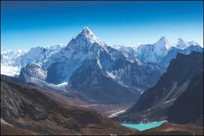 Le mont Everest se trouve &agrave; la fronti&egrave;re entre le N&eacute;pal et la Chine.
