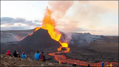 Quel pays d'Europe est c&eacute;l&egrave;bre pour ses volcans et ses geysers ?