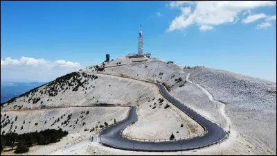 Quel est le surnom du mont Ventoux, situ&eacute; en r&eacute;gion Provence-Alpes-C&ocirc;te d'Azur ?