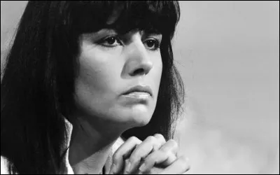 Qui est cette chanteuse du groupe ''Alpes'' ?