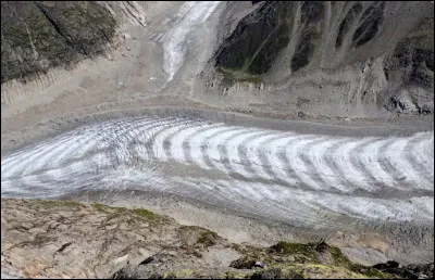 Quel est le nom de ce glacier de la vall&eacute;e des Alpes situ&eacute; sur le versant septentrional du massif du Mont-Blanc ?