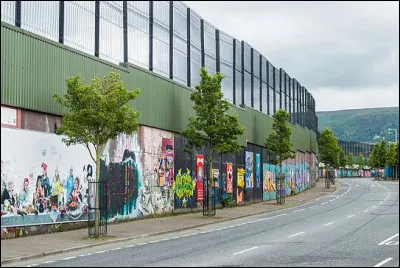 Comment se nomme ce mur en Irlande du Nord entre les quartiers catholiques et protestants de Belfast ?
