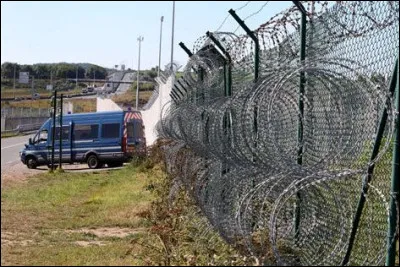 Dans quelle ville fran&ccedil;aise est &eacute;rig&eacute; en 2016 ce mur de barbel&eacute;s anti-migrants ?