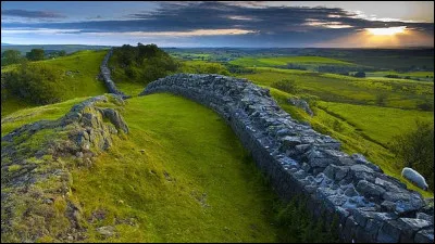 Quel est le nom de ce mur construit en Angleterre qui porte le nom de l'empereur qui l'a fait construire en 127 apr&egrave;s J-C. ?