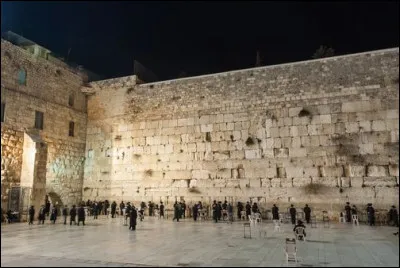 Quel est le nom de ce mur en plein J&eacute;rusalem ?