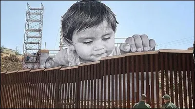 JR est un plasticien qui a r&eacute;alis&eacute; cette installation pr&egrave;s du mur entre...