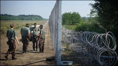 En 2015, la Hongrie cherchant &agrave; bloquer les migrants fait &eacute;difier un mur avec la Serbie de...