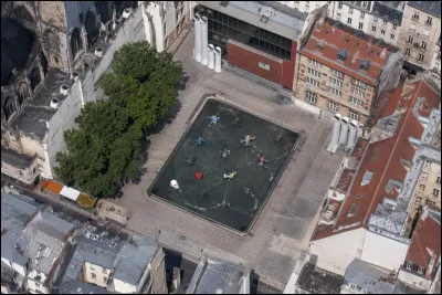 Quel am&eacute;nagement aide &agrave; rafra&icirc;chir une place publique pendant l'&eacute;t&eacute; ?