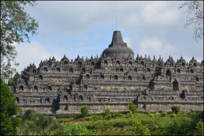 Quel est le nom de ce temple situ&eacute; dans le centre de l'&icirc;le de Java ?