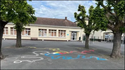 La matin&eacute;e est maintenant finie et c'est l'heure de manger ! Tu y vas mais tu vois quelqu'un tomber !