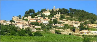 Notre promenade prend fin &agrave; Rasteau. Village viticole de l'aire d'attraction de Vaison-la-Romaine, travers&eacute; par la route des Princes d'Orange, il se situe dans le d&eacute;partement ...