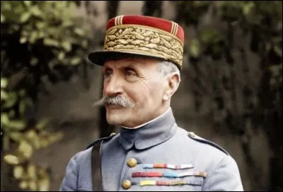Qui fut g&eacute;n&eacute;ral en chef des arm&eacute;es &agrave; la fin de la guerre 14-18 ?