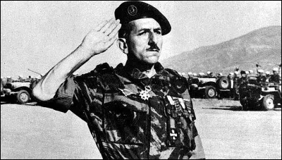 Qui est ce g&eacute;n&eacute;ral qui reconna&icirc;t en 2000 avoir particip&eacute; &agrave; la torture en Alg&eacute;rie ?