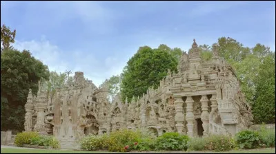 Quel est le nom de ce chef d'&oelig;uvre de l'art na&iuml;f, r&eacute;alis&eacute; par ''Ferdinand Cheval'' (plus connu sous le nom du ''facteur Cheval'') ?