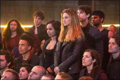 En arrivant chez les Audacieux, les nouvelles recrues doivent rapidement prouver leur courage. Quelle est la toute premi&egrave;re &eacute;preuve qu'elles doivent r&eacute;ussir pour int&eacute;grer officiellement leur nouvelle faction ?