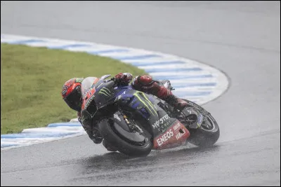 Le drapeau blanc indique que les pilotes peuvent changer de moto lorsque la direction de course l'autorise.