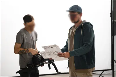 Quel professionnel est charg&eacute; de coordonner les figurants et l'organisation pratique sur le plateau ?