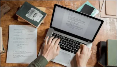 Qui est principalement responsable de l'&eacute;criture de l'histoire et des dialogues d'un film ?