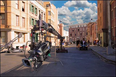 Quel professionnel est charg&eacute; de cr&eacute;er les d&eacute;cors d'un film ?
