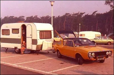 Enfin une petite pause sur une aire d'autoroute avec la caravane. Quelle voiture la tracte ?