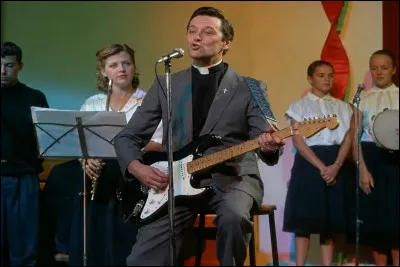 Dans le film "La vie est un long fleuve tranquille" de 1988, le p&egrave;re Auberg&eacute; (Patrick Bouchitey) joue de la guitare &eacute;lectrique dans la chanson "J&eacute;sus revient".