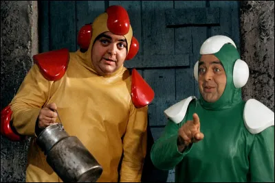 Dans le film &laquo; La Soupe aux choux &raquo; de 1981, on peut voir l'extraterrestre de la plan&egrave;te Oxo, dit &laquo; la Denr&eacute;e &raquo;, porter ces deux tenues. Vrai ou faux ?