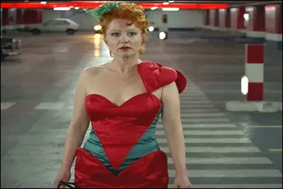 Voici la belle robe color&eacute;e que porte Josiane Balasko dans le film "Nuit d'ivresse" sorti en 1986. Vrai ou faux ?