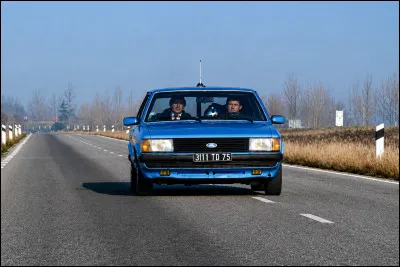 Dans le film &laquo; Tandem &raquo; de 1987, Rivetot (G&eacute;rard Jugnot) conduit une voiture de couleur bleue de ville en ville pour l&rsquo;&eacute;mission &laquo; La Langue au chat &raquo;, anim&eacute;e par Michel Mortez (Jean Rochefort). Vrai ou faux ?