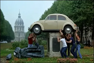 Dans le film &laquo; Inspecteur la Bavure &raquo; de 1980, l'inspecteur Cl&eacute;ment (Coluche) est &agrave; l'int&eacute;rieur de cette voiture. Vrai ou faux ?
