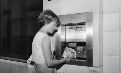 Jusqu'en 1965, que devait obtenir une femme mari&eacute;e pour ouvrir seule un compte bancaire ?
