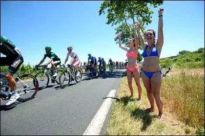 Quel le point commun entre ces coureurs du Tour et ces supportrices ?