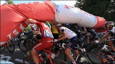 Pas de chance sous la flamme rouge durant cette &eacute;tape de l'&eacute;dition 2016 qui s'effondre sur les coureurs. Que signifie cette structure gonflable ?