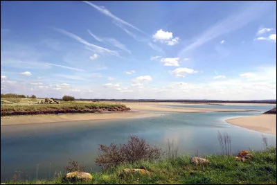 Des bifaces en silex associ&eacute;s &agrave; des ossements de mammouths et d'autres animaux disparus, prouvent la grande anciennet&eacute; de la pr&eacute;sence humaine dans la vall&eacute;e de la Somme.