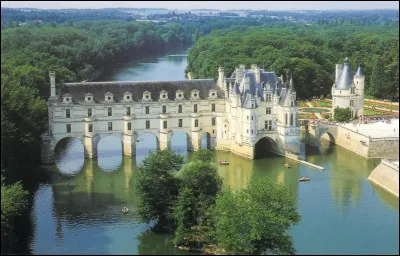 Le ch&acirc;teau de .... est construit directement au-dessus du ..., dont il enjambe le cours gr&acirc;ce &agrave; une galerie &eacute;difi&eacute;e sur un pont.