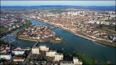 Quelle particularit&eacute; distingue la Sa&ocirc;ne, 473 km, &agrave; sa confluence avec le Rh&ocirc;ne &agrave; Lyon ?