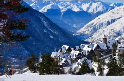 La source de la Gironde se situe dans le Val d'Aran, au pied du massif de la Maladeta, dans les Pyr&eacute;n&eacute;es.