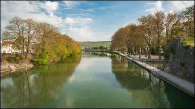 La Meuse court sur 950 km.Elle traverse trois pays.