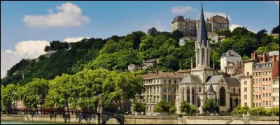 Quelle ville se situe dans le Rh&ocirc;ne ?