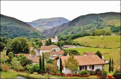 Quelle ville se situe dans les Pyr&eacute;n&eacute;es-Atlantiques ?