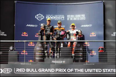 Depuis 2002, un seul pilote a remport&eacute; le championnat MotoGP sans &ecirc;tre mont&eacute; sur le podium lors de la manche d'ouverture.