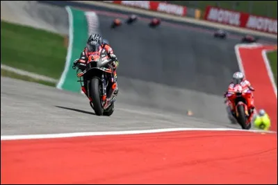 Aucun pilote n'a remport&eacute; des Grands Prix MotoGP avec quatre constructeurs diff&eacute;rents.