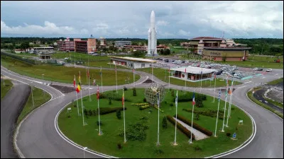 Quel grand site de lancement de fus&eacute;es est situ&eacute; &agrave; Kourou et b&eacute;n&eacute;ficie de la protection des forces arm&eacute;es fran&ccedil;aises ?