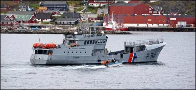 Quel territoire fran&ccedil;ais de l'Atlantique Nord accueille une pr&eacute;sence militaire fran&ccedil;aise permanente ?
