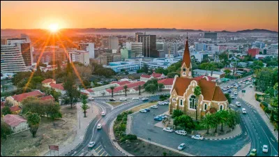 Quel pays d'Afrique a pour capitale Windhoek ?