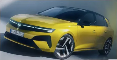 Quel est le nom de cette berline compacte, produite par le constructeur Opel ?