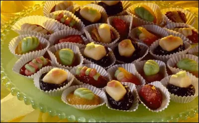 Comment appelle-t-on un fruit sec ou fruit s&eacute;ch&eacute;, noix ou datte fourr&eacute; de p&acirc;te d'amande, consomm&eacute; durant les f&ecirc;tes ?